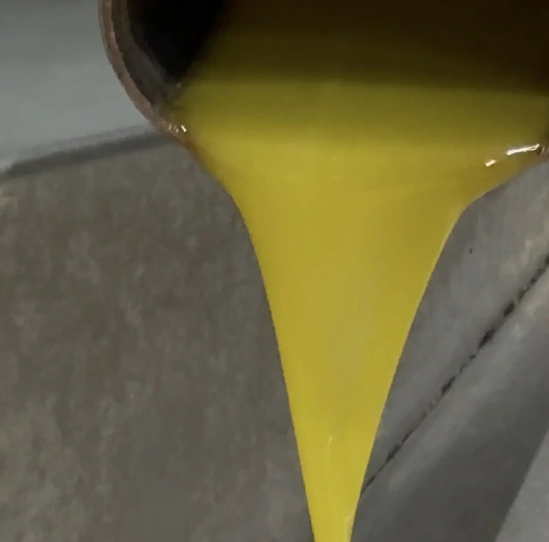 Aceite de oliva virgen extra recién extraído durante el proceso de elaboración en frío