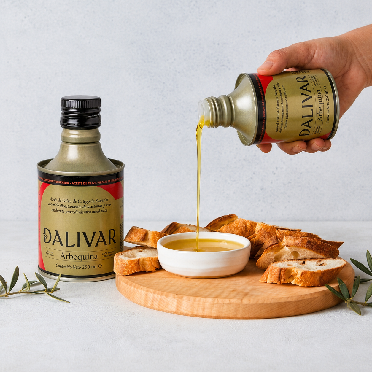 Aceite de oliva virgen extra premium Dalivar vertiéndose sobre un cuenco para degustar con pan artesanal en una presentación gourmet.