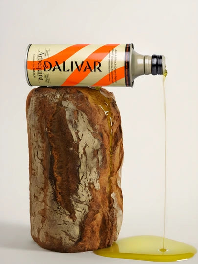 Aceite de oliva virgen extra arbequina Dalivar vertiendo sobre pan artesanal