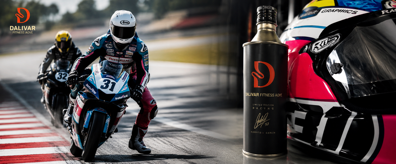 Edición limitada Dalivar Fitness AOVE Racing junto al piloto Alberto García y su moto de competición.