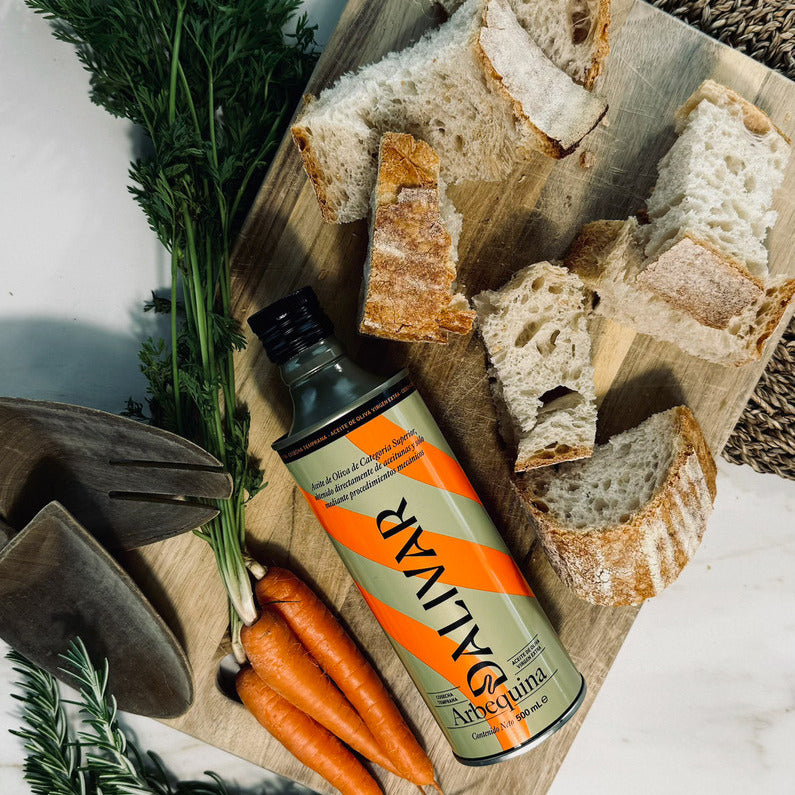 
                  
                    Aceite de oliva virgen extra Dalivar junto a pan artesanal y verduras frescas en una escena de desayuno mediterráneo.
                  
                