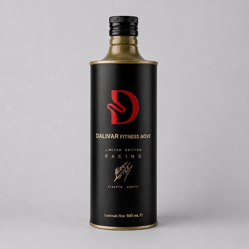 Botella de aceite de oliva virgen extra Dalivar Fitness AOVE Limited Edition Racing sobre fondo gris