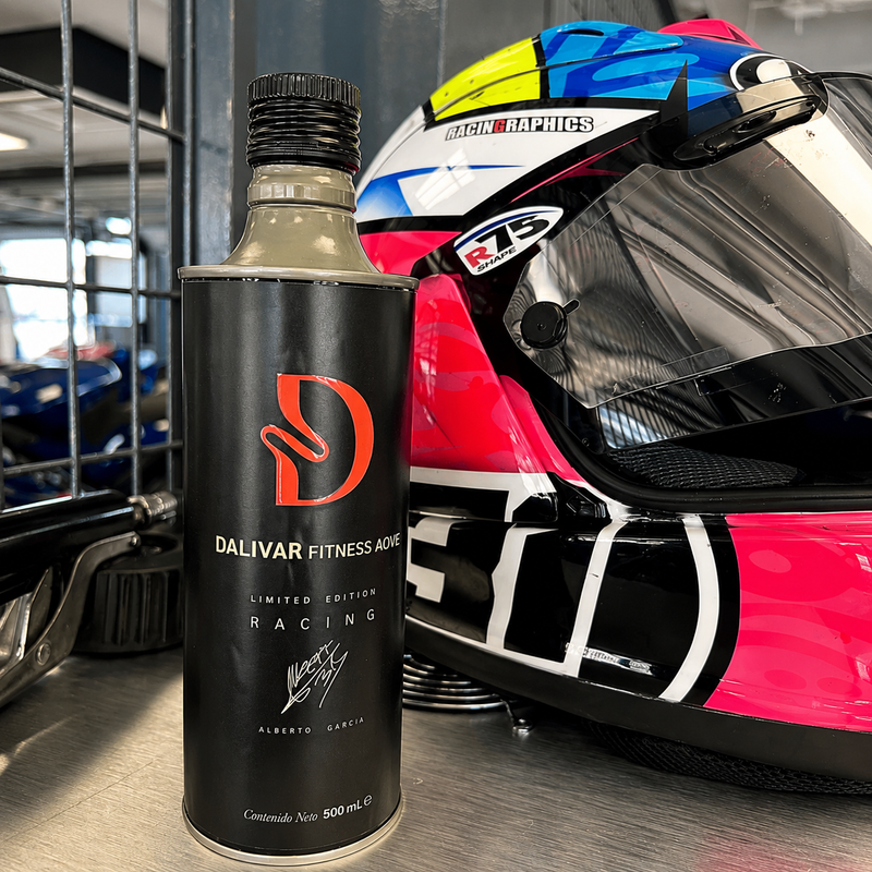 Botella de aceite Dalivar Fitness AOVE Limited Edition Racing junto a un casco de competición.